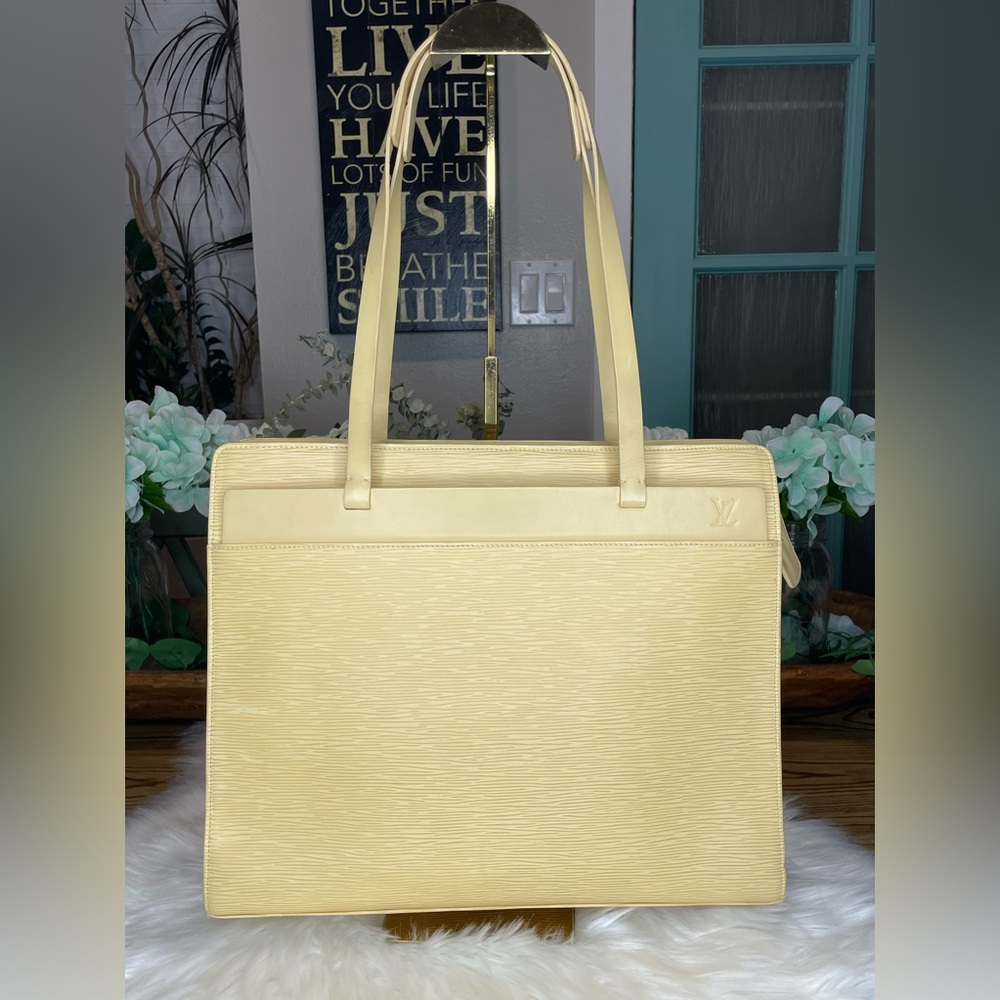 (MT261) Authentic Louis Vuitton Epi Croisette Shoulder Bag